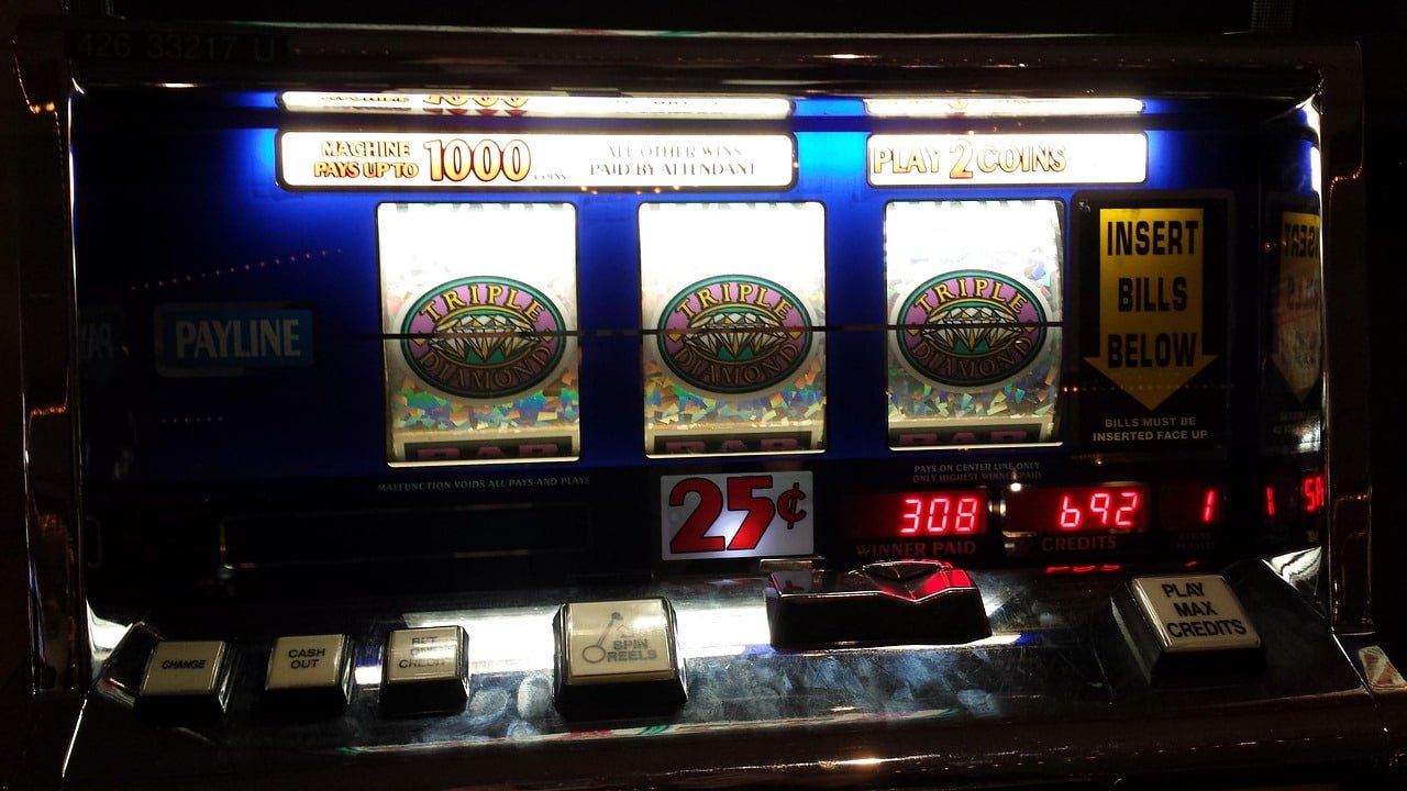 Tampilan meja roulette live dengan dealer dan antarmuka taruhan papa303